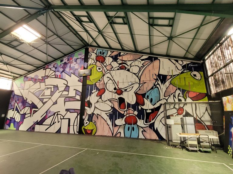 Kamo & Dexun — Personajes · mural interior