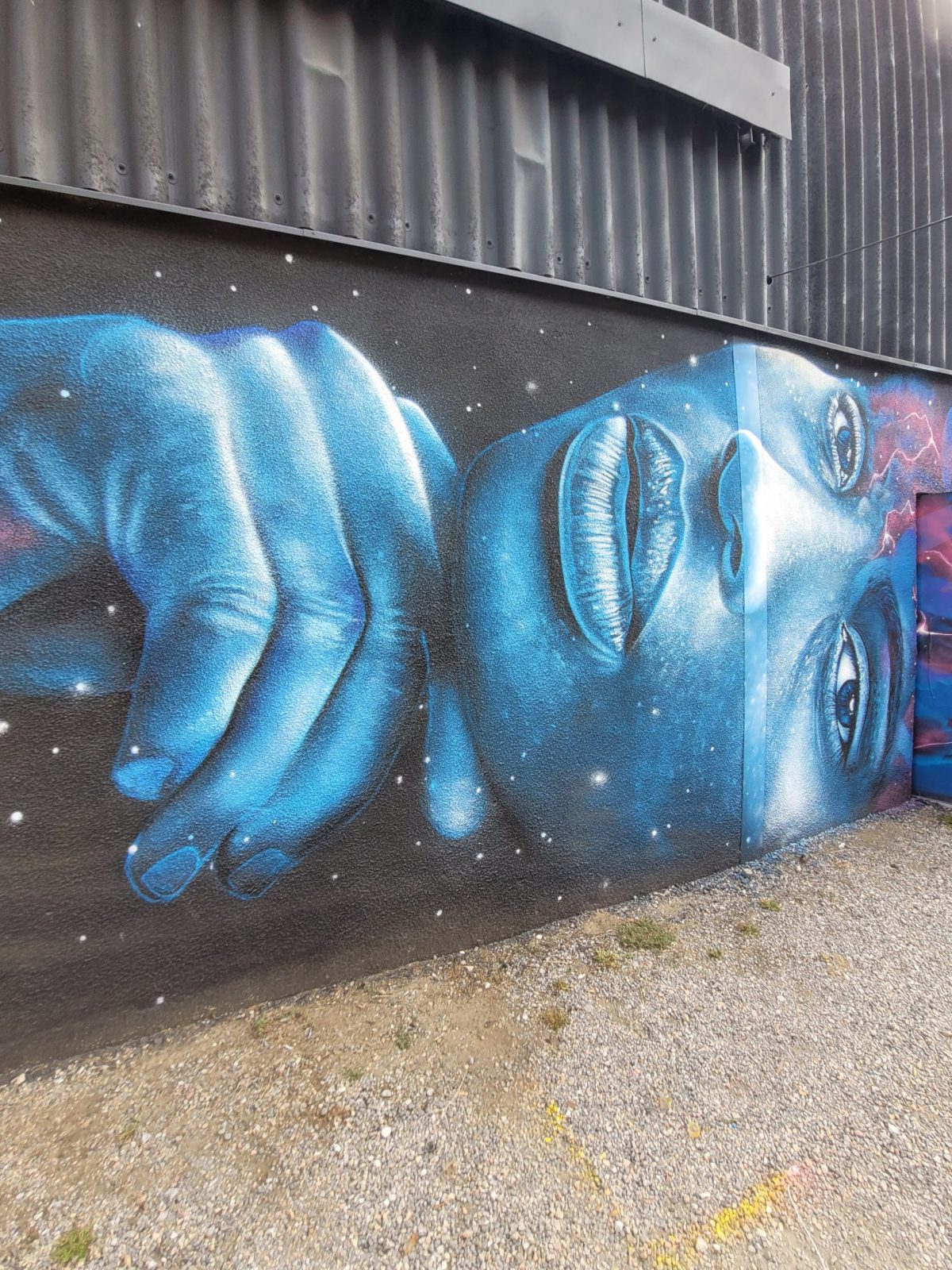 Fresque murale bleue : mains et visage du festival Les Billes s'agitent #2, Canohès 2023 – Urban Art Up