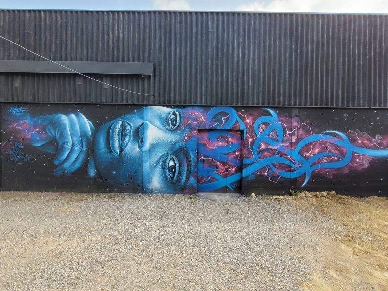 Nyota — Mujer azul · mural exterior