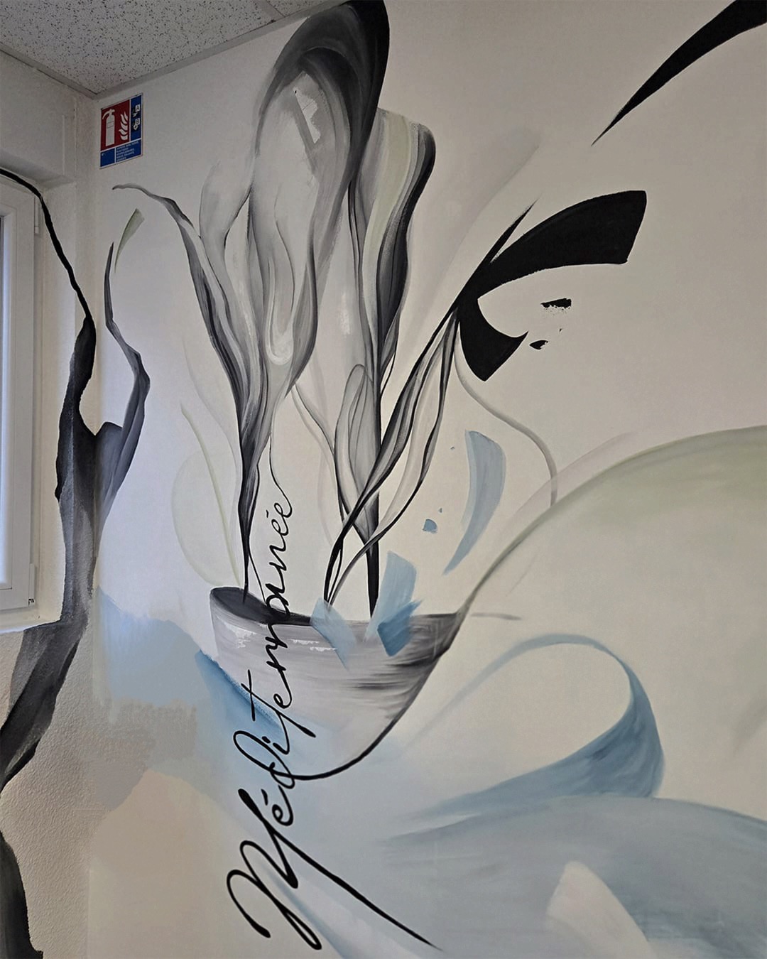Habitat Perpignan Méditerranée – détail corridor « Méditerranée » Détail de la fresque murale de Lucy Courtès pour Habitat Perpignan Méditerranée avec la signature « Méditerranée », Agence Torcatis – Clodion, Perpignan