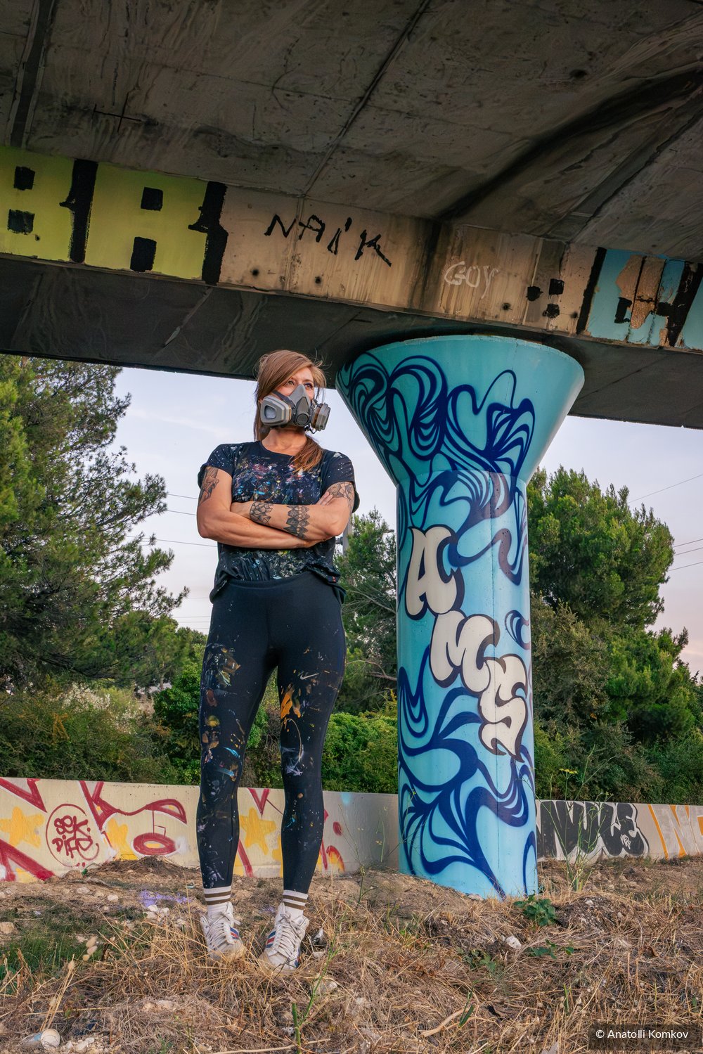 Portrait de l'artiste AMSTED devant sa fresque, autoroute A51, Septèmes-les-Vallons (photo Anatolli Komkov)