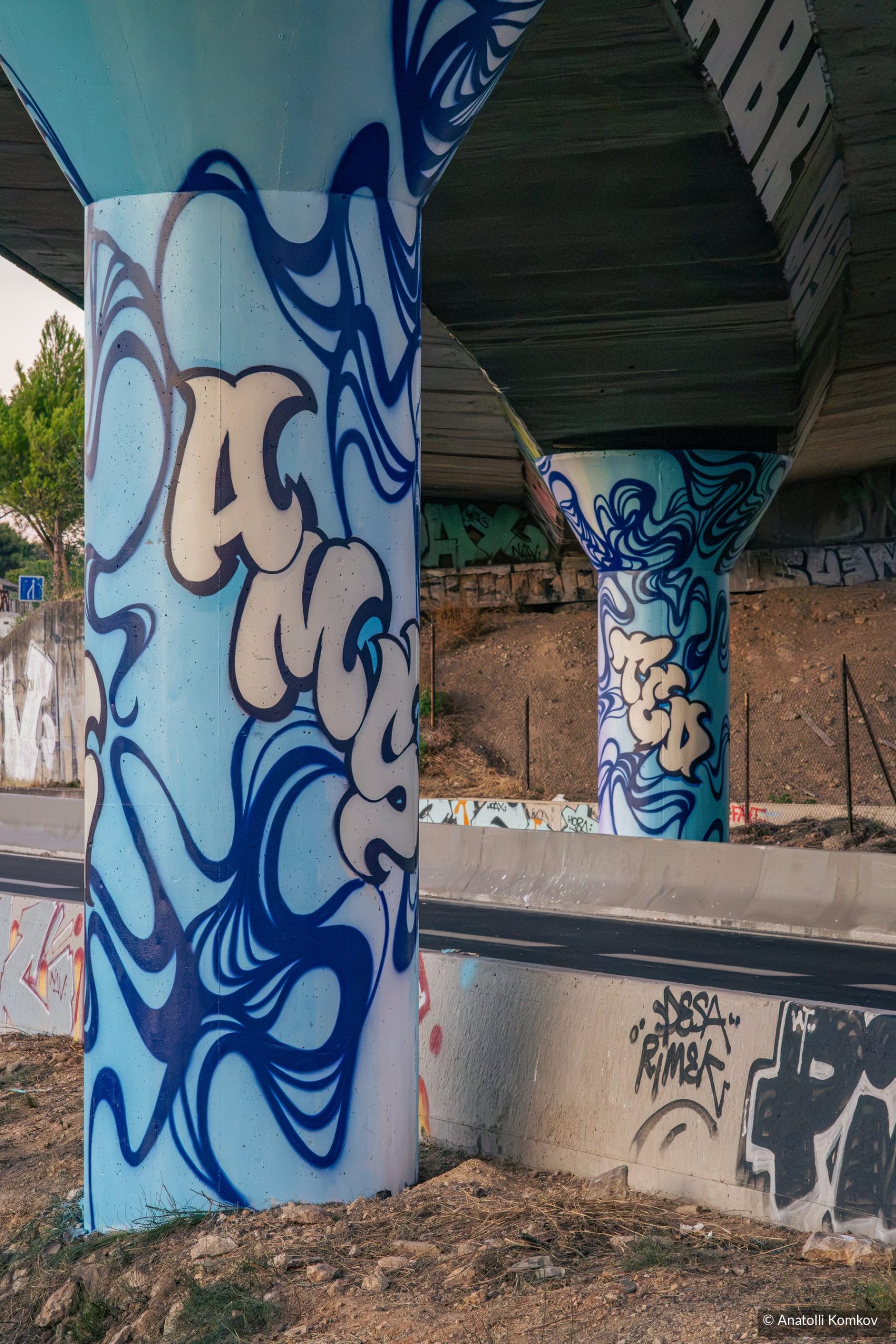 Lettrage graffiti de Fuego sur les piliers, fresque AMSTED, autoroute A51, Septèmes-les-Vallons (photo Anatolli Komkov)