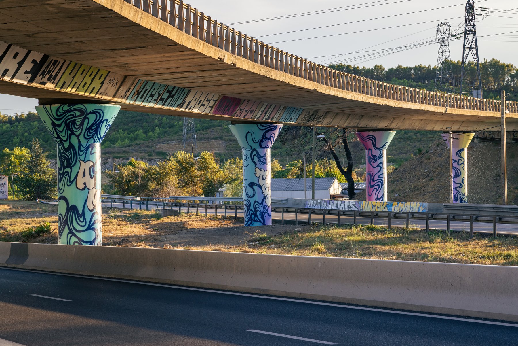 Vue d'ensemble de la fresque AMSTED et Fuego, autoroute A51, Septèmes-les-Vallons (photo Anatolli Komkov)