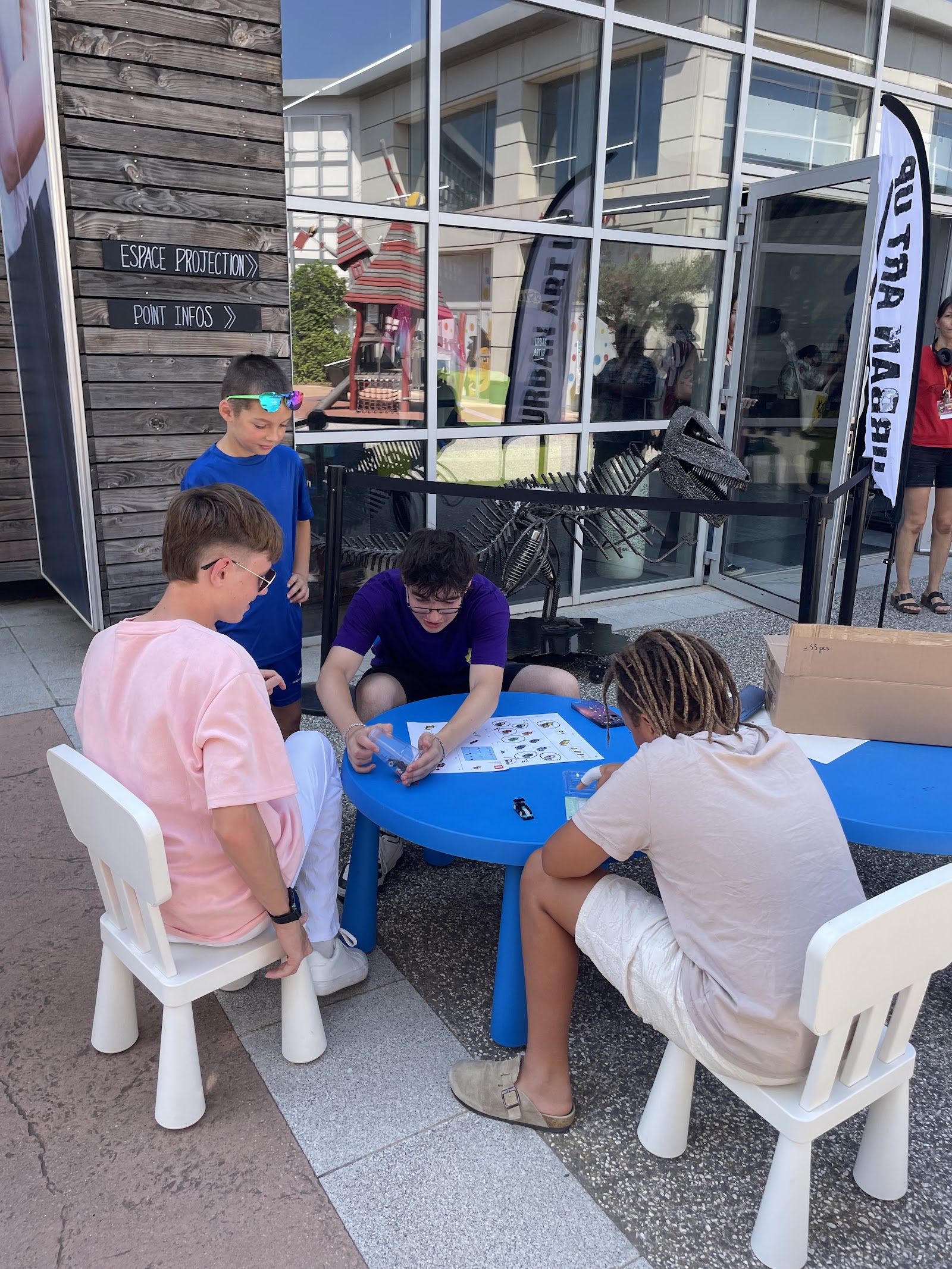 Atelier créatif devant l'espace Urban Art Up, festival Square Up 2025, Carré d'Or, Perpignan