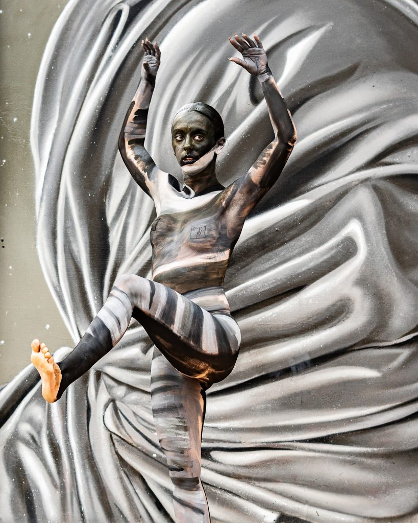 Pep’s Art, danse et body painting devant le Dibond de Nyota, festival Square Up 2026, Perpignan