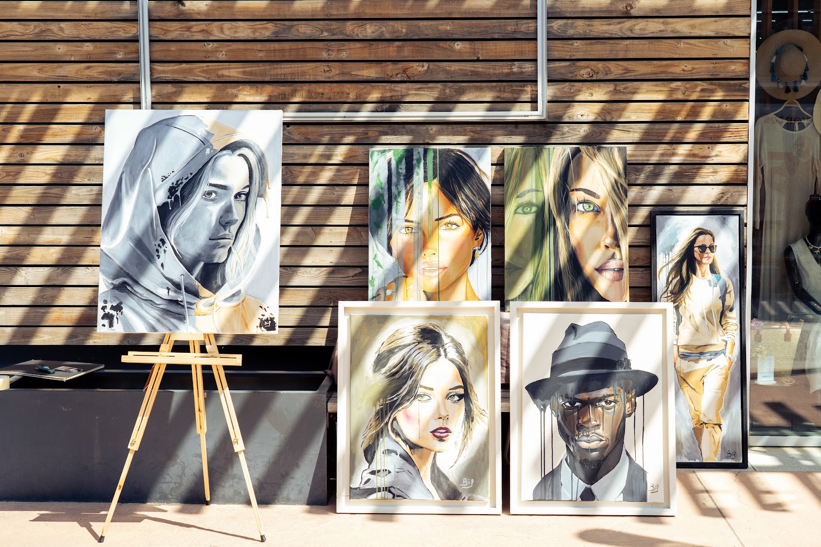 Portraits de BIL exposés sur chevalets, festival Square Up 2025, Carré d'Or, Perpignan