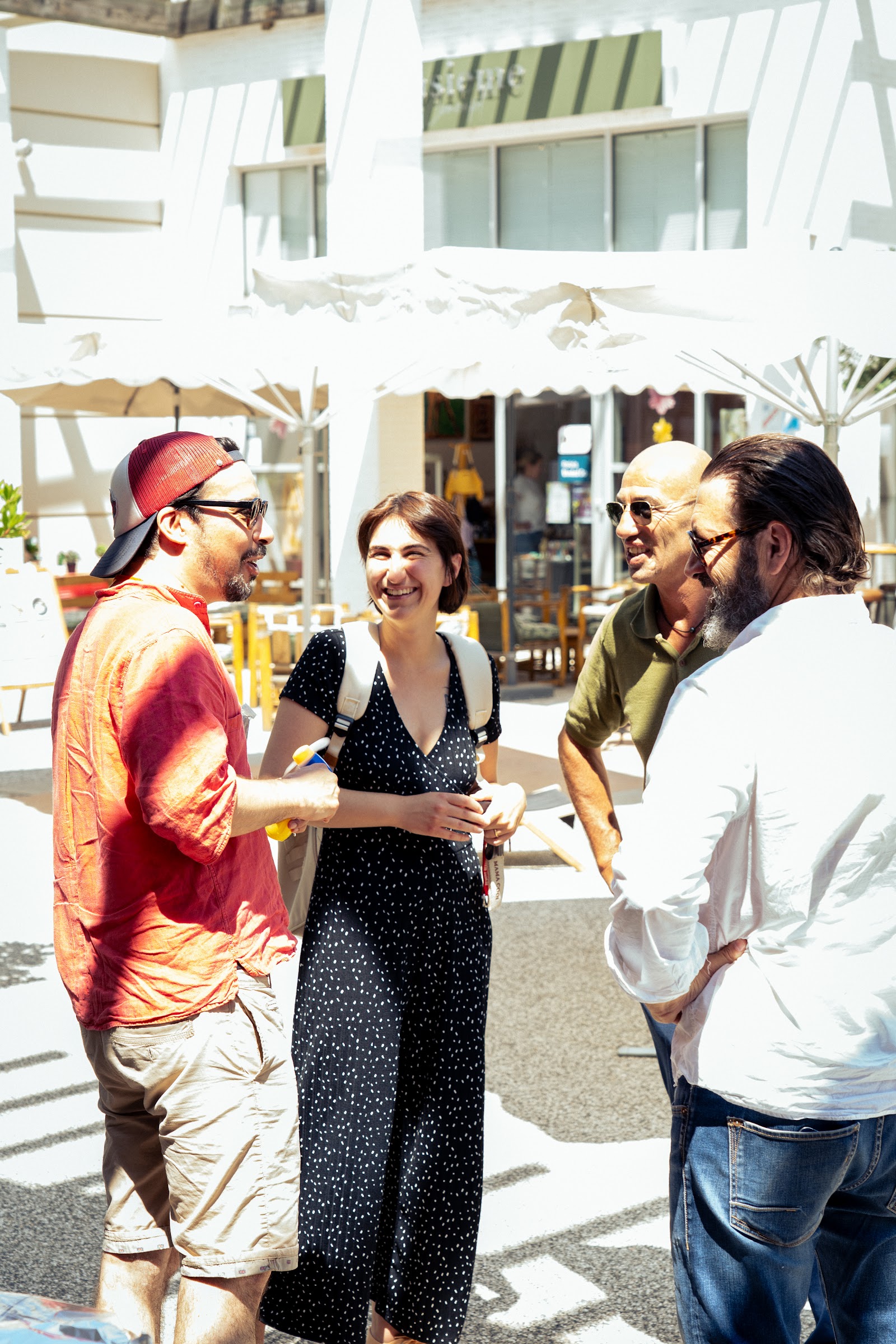 Público conversando sobre el festival, Square Up 2025, Carré d'Or, Perpignan