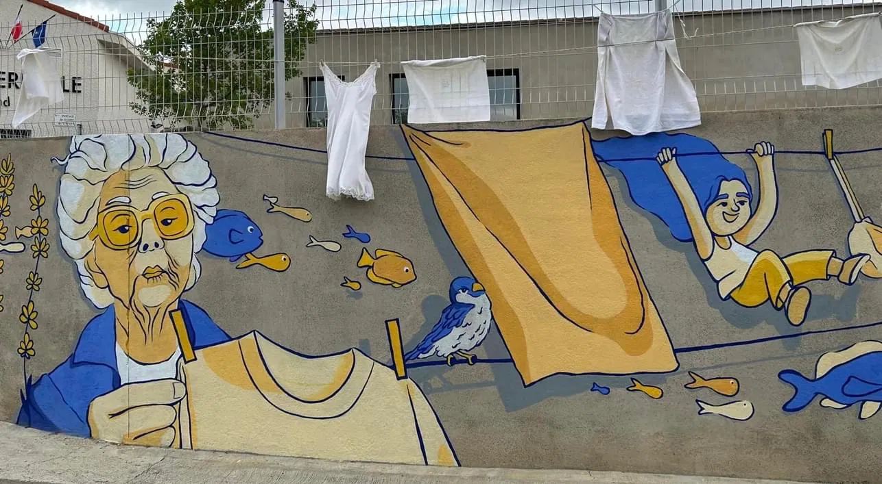 mural de la ropa tendida, muro exterior de escuela con abuela y niño