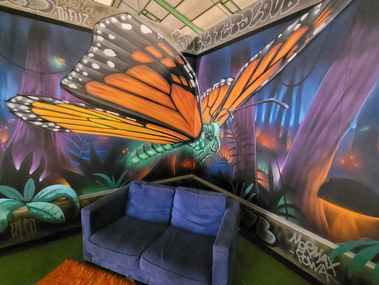 Sock & Tetal — Mariposa · mural en esquina