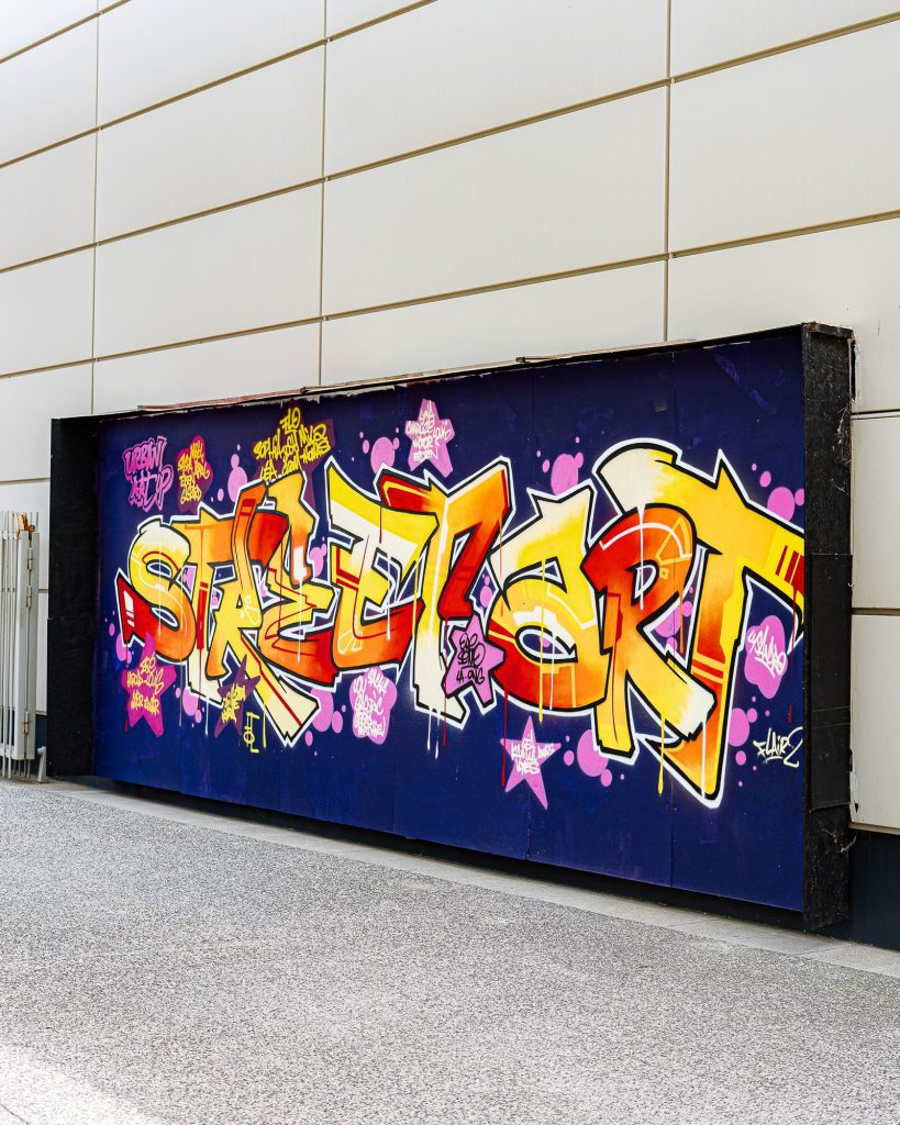 Fresque d’Onecheatz, réalisée avec les enfants lors d’un atelier graffiti puis finalisée par l’artiste, festival Square Up 2026, Carré d’Or Perpignan