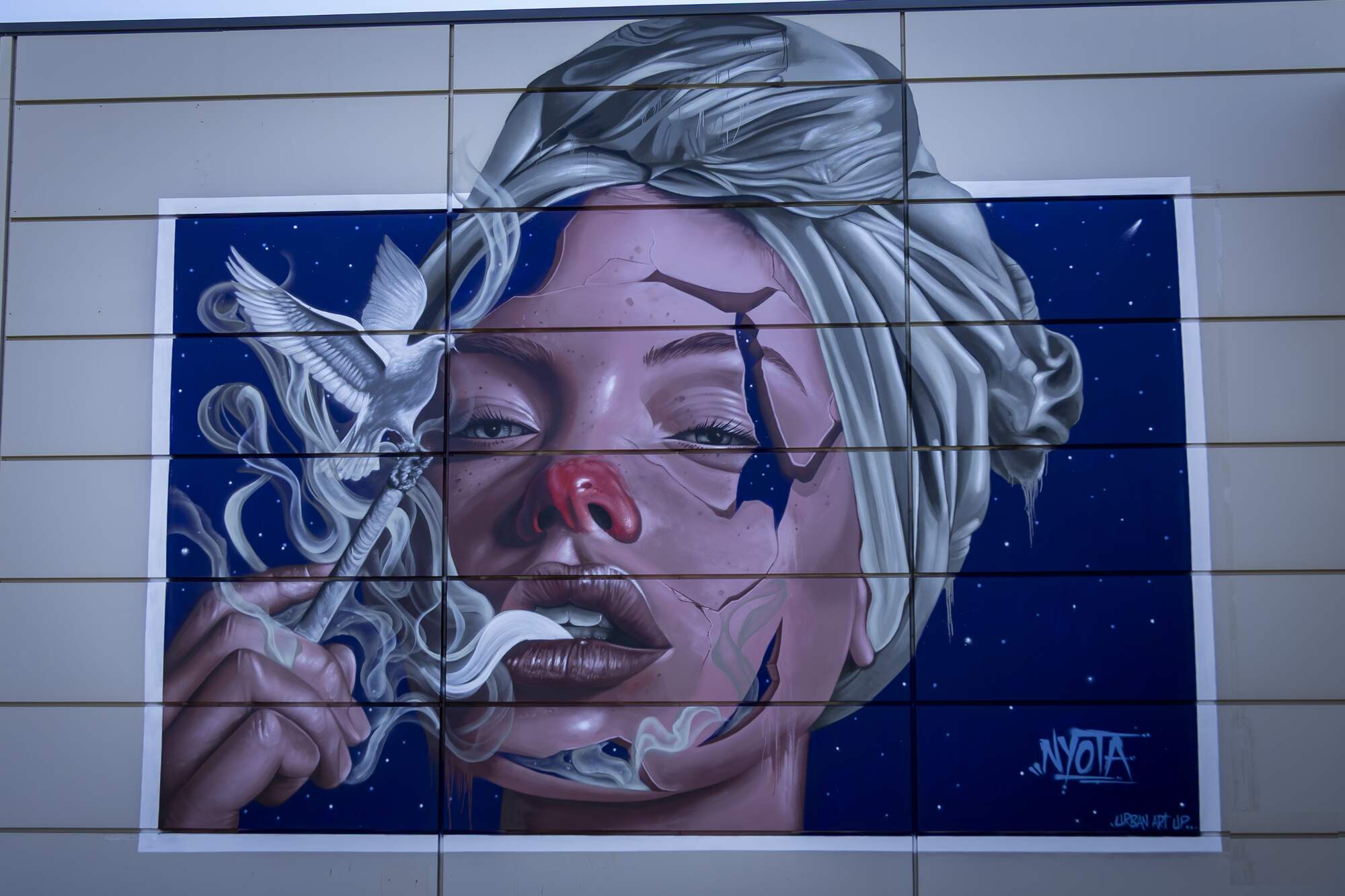 Fresque de Nyota pour le festival Square Up 2026, Perpignan : portrait aux fumées et à la colombe – direction artistique Urban Art Up