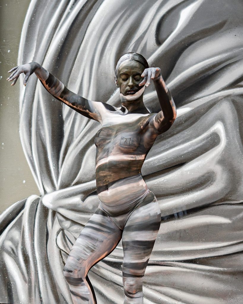 Pep’s Art, danse et body painting devant le Dibond de Nyota, festival Square Up 2026, Perpignan