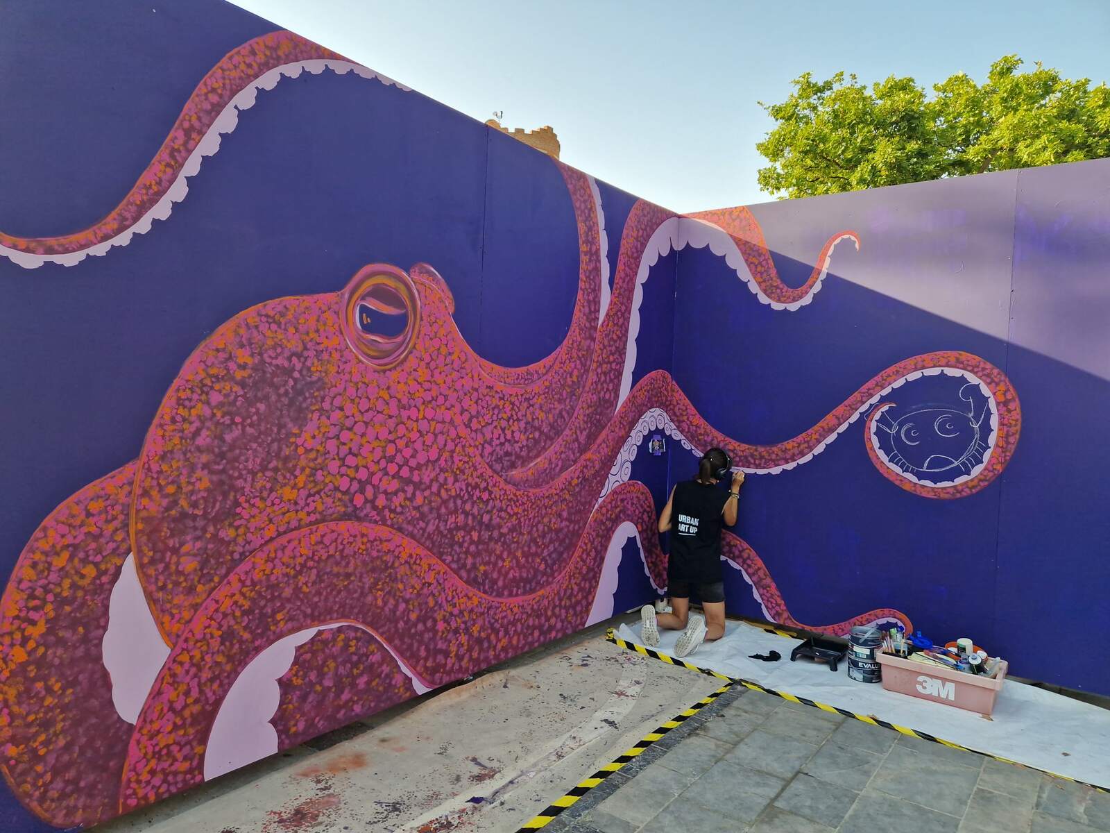 Fresque de poulpe par Emilance pour le festival Ultra Violet 2025 à Thuir – Urban Art Up