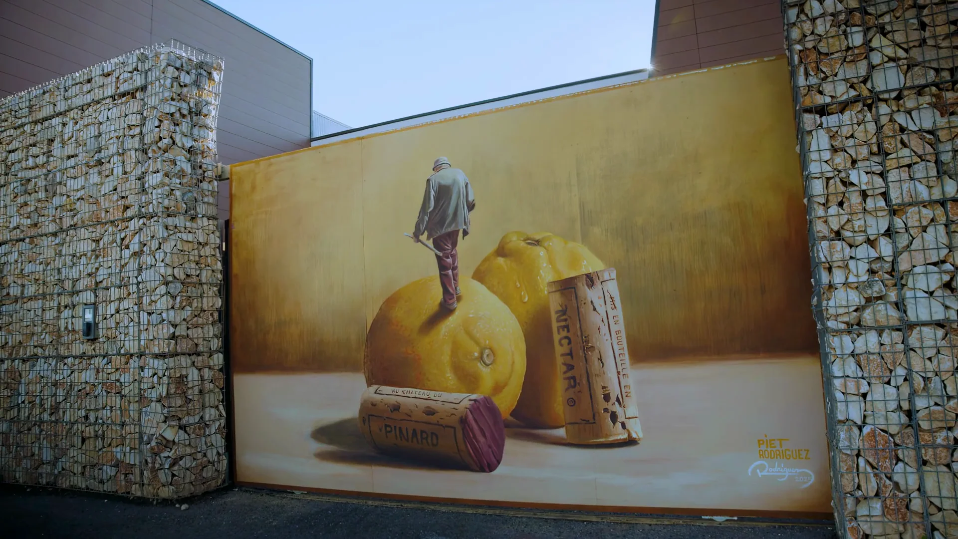Fresque de Piet Rodriguez : citrons et bouchons, Square Up 2025, Perpignan