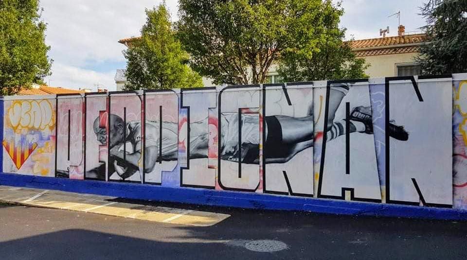 Vue d’ensemble de la fresque terminée de Polack au stade Aimé-Giral