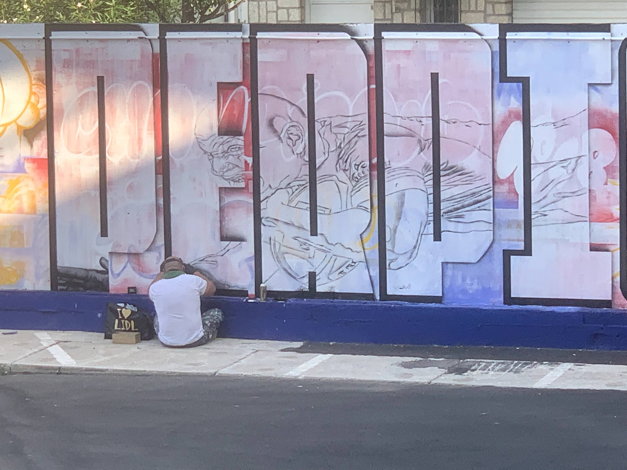 Polack Graffiti en train de peindre la fresque